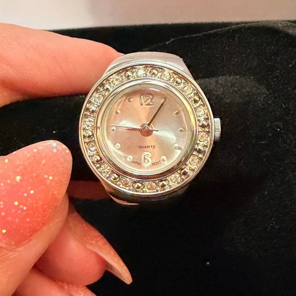Vintage Silver Tone Rhinestone Bezel Ring Watch Stretch Band AVON Not Tested